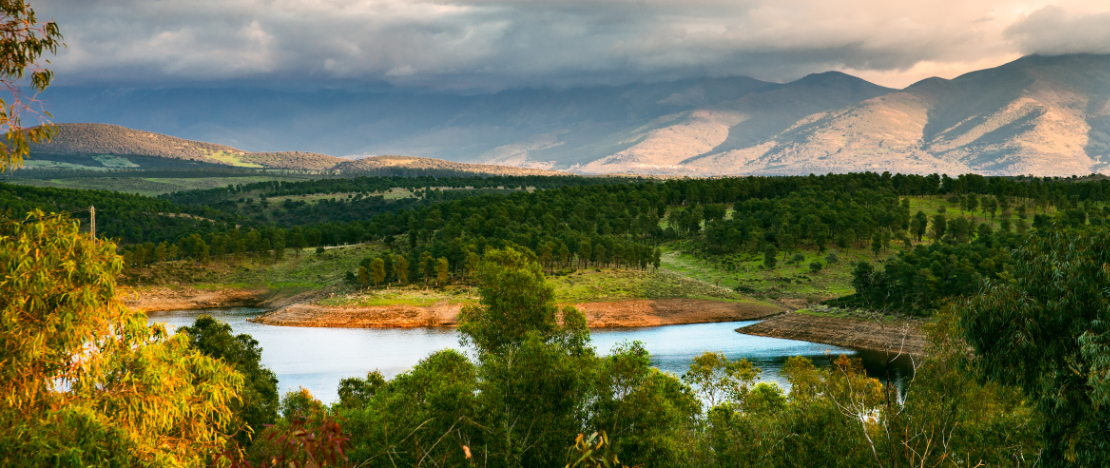 Vista do reservatório de Gabriel e Galán no Vale do Ambroz em Cáceres, Estremadura Vista do reservatório de Gabriel e Galán no Vale do Ambroz em Cáceres, Estremadura