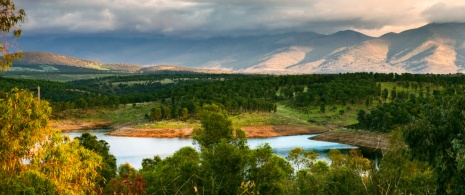 Vista do reservatório de Gabriel e Galán no Vale do Ambroz em Cáceres, Estremadura Vista do reservatório de Gabriel e Galán no Vale do Ambroz em Cáceres, Estremadura