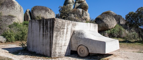 Sculpture de Vostell dans la réserve naturelle de Los Barruecos Sculpture de Vostell dans la réserve naturelle de Los Barruecos
