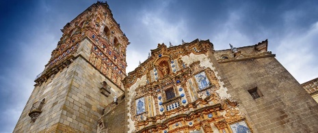 Fachada barroca de la iglesia de San Bartolomé. Jerez de los Caballeros. Badajoz Fachada barroca de la iglesia de San Bartolomé. Jerez de los Caballeros. Badajoz