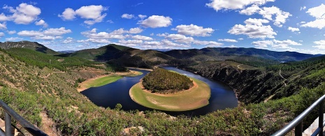 Widok na meander Melero w Las Hurdes. Cáceres. Estremadura Widok na meander Melero w Las Hurdes. Cáceres. Estremadura