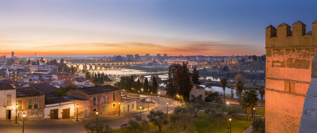 Widok na rzekę Gwadiana i most Palmas w Badajoz, Estremadura Widok na rzekę Gwadiana i most Palmas w Badajoz, Estremadura