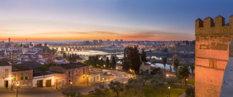 Widok na rzekę Gwadiana i most Palmas w Badajoz, Estremadura Widok na rzekę Gwadiana i most Palmas w Badajoz, Estremadura