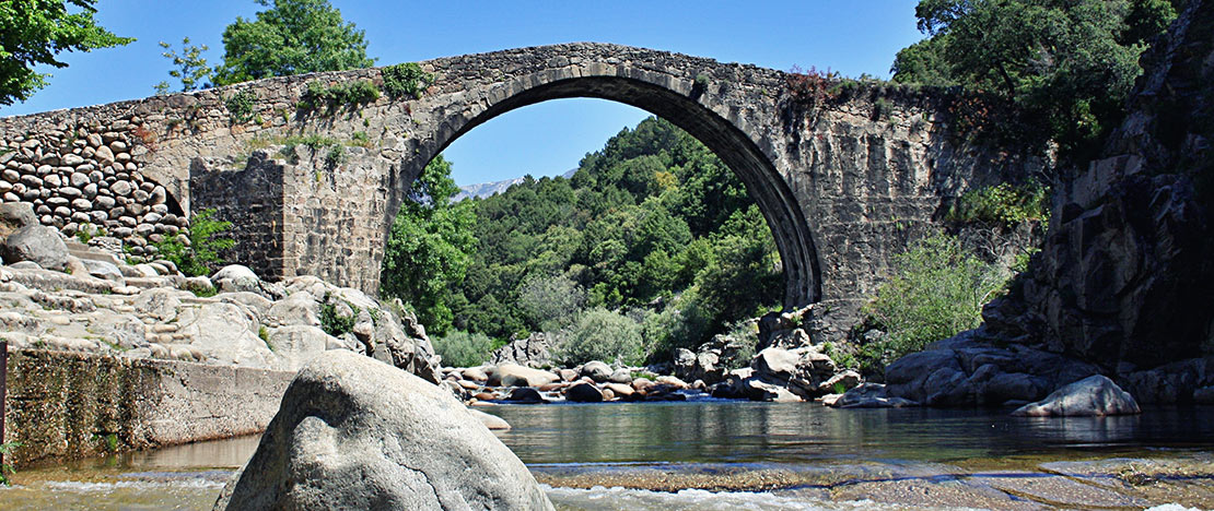 Puente romano en la garganta de Alardos, Extremadura