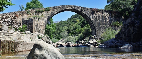 Puente romano en la garganta de Alardos, Extremadura Puente romano en la garganta de Alardos, Extremadura
