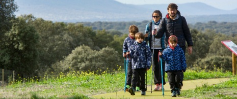 Une famille se promène sur la Voie Verte de Monfragüe, Cáceres Une famille se promène sur la Voie Verte de Monfragüe, Cáceres