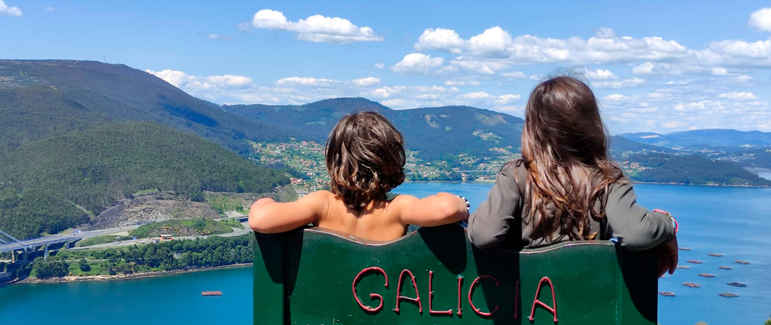 Banco en el mirador de Campo da Rata de Cedeira en Pontevedra, Galicia Banco en el mirador de Campo da Rata de Cedeira en Pontevedra, Galicia