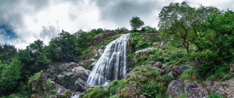 Veduta delle cascate di Belelle ad A Coruña, Galizia Veduta delle cascate di Belelle ad A Coruña, Galizia