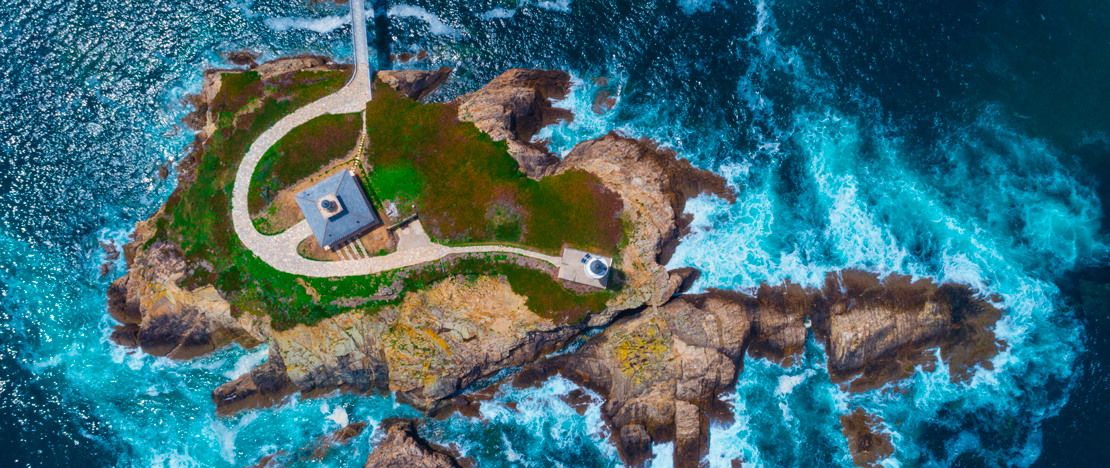 Ancien phare sur l’île Pancha de Ribadeo dans la province de Lugo, Galice Ancien phare sur l’île Pancha de Ribadeo dans la province de Lugo, Galice