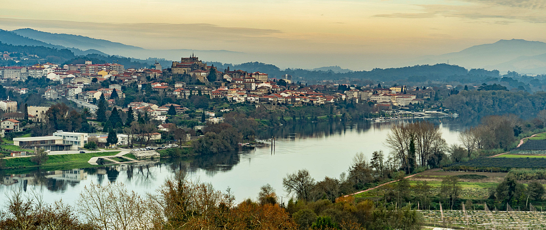 Vues de Tui sur le fleuve Miño, Pontevedra Vues de Tui sur le fleuve Miño, Pontevedra