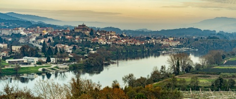 Vues de Tui sur le fleuve Miño, Pontevedra Vues de Tui sur le fleuve Miño, Pontevedra