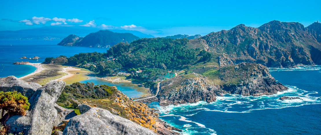 Vistas de las playas y los acantilados del Parque Nacional de las Islas Atlánticas en Galicia Vistas de las playas y los acantilados del Parque Nacional de las Islas Atlánticas en Galicia