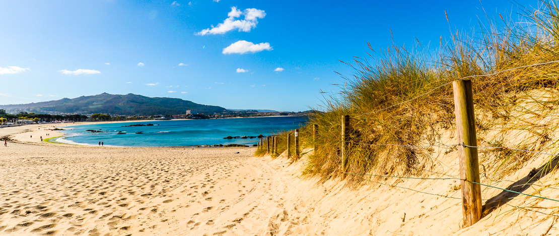 View of the beach on the other side of the Samil promenade, in Vigo. View of the beach on the other side of the Samil promenade, in Vigo.