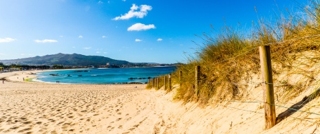 View of the beach on the other side of the Samil promenade, in Vigo. View of the beach on the other side of the Samil promenade, in Vigo.