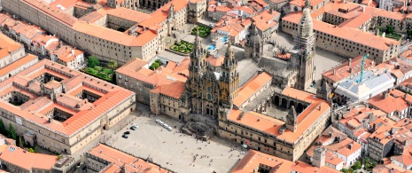 Vue aérienne de la place de l'Obradoiro et la cathédrale de Saint-Jacques-de-Compostelle à La Corogne, Galice Vue aérienne de la place de l'Obradoiro et la cathédrale de Saint-Jacques-de-Compostelle à La Corogne, Galice