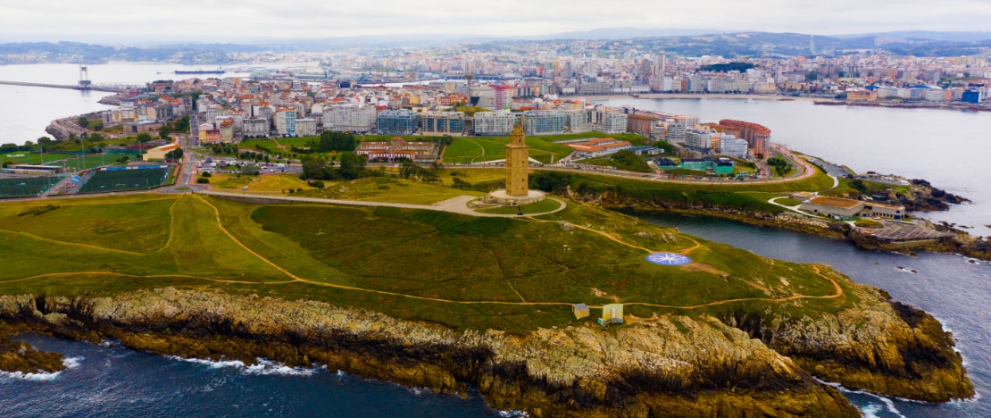 Veduta della Torre di Ercole e della città di A Coruña, Galizia Veduta della Torre di Ercole e della città di A Coruña, Galizia