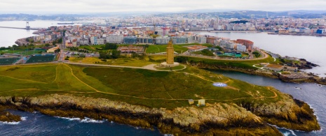 Veduta della Torre di Ercole e della città di A Coruña, Galizia Veduta della Torre di Ercole e della città di A Coruña, Galizia