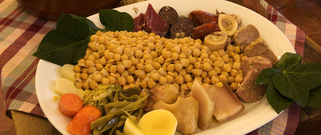 Plate of cocido casserole in the Parador de Chinchón (Community of Madrid) Plate of cocido casserole in the Parador de Chinchón (Community of Madrid)