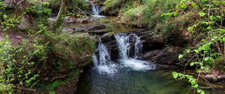 Cascade de Doña Úrsula, à Lamiña, Cantabrie Cascade de Doña Úrsula, à Lamiña, Cantabrie