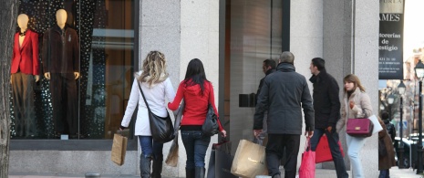 Turistas fazendo compras no Bairro de Salamanca Turistas fazendo compras no Bairro de Salamanca