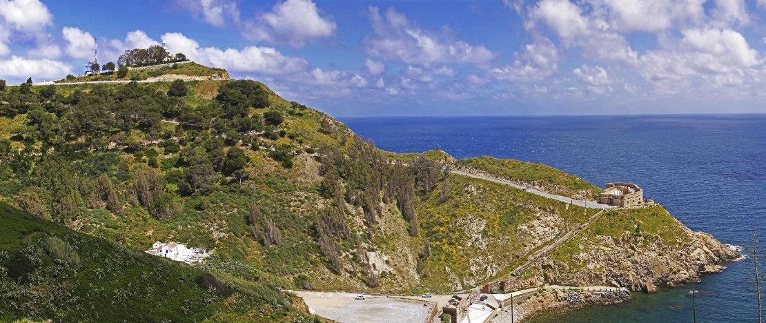 Panorámica de Punta Almina con la cala del Desnarigado y el Museo Militar en Ceuta Panorámica de Punta Almina con la cala del Desnarigado y el Museo Militar en Ceuta