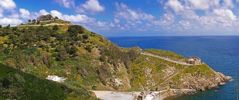 Panorámica de Punta Almina con la cala del Desnarigado y el Museo Militar en Ceuta Panorámica de Punta Almina con la cala del Desnarigado y el Museo Militar en Ceuta