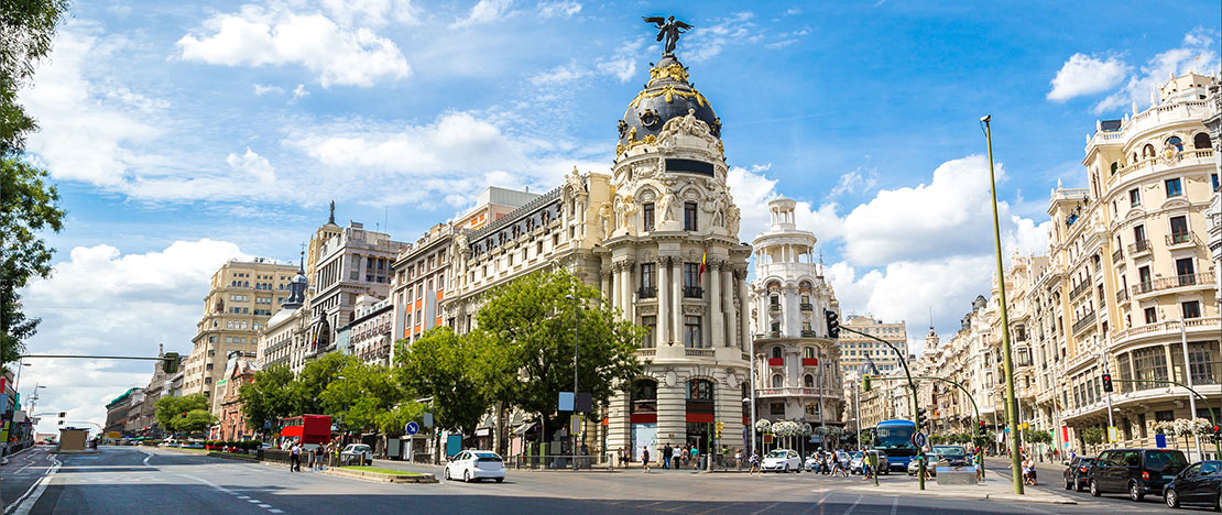 Budynek Metrópolis pomiędzy ulicami Gran Vía i Alcalá w Madrycie