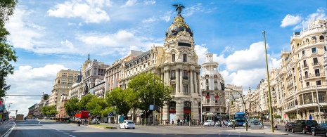 Budynek Metrópolis pomiędzy ulicami Gran Vía i Alcalá w Madrycie Budynek Metrópolis pomiędzy ulicami Gran Vía i Alcalá w Madrycie