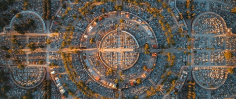 Vista aérea do cemitério Nuestra Señora de la Almudena em Madri, Comunidade de Madri Vista aérea do cemitério Nuestra Señora de la Almudena em Madri, Comunidade de Madri