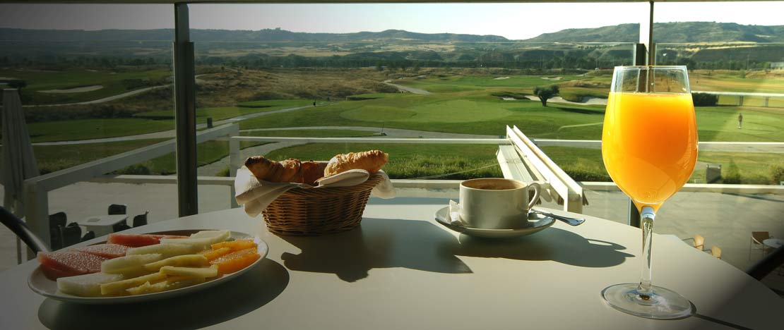 Śniadanie na tarasie hotelu Encín Golf