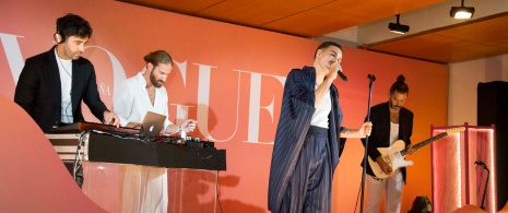 Musikalischer Auftritt während der Vogue Fashion's Night Out in Madrid, Comunidad de Madrid. Musikalischer Auftritt während der Vogue Fashion's Night Out in Madrid, Comunidad de Madrid.