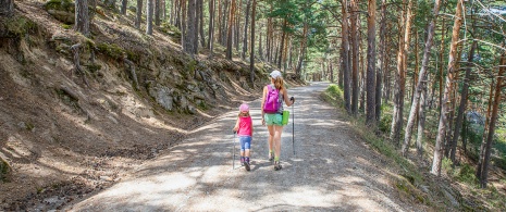 Madre e figlia praticano sentierismo a Puerto de Canencia Madre e figlia praticano sentierismo a Puerto de Canencia