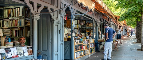 Книжные магазины на улице Куэста-де-Мойяно в Мадриде Книжные магазины на улице Куэста-де-Мойяно в Мадриде