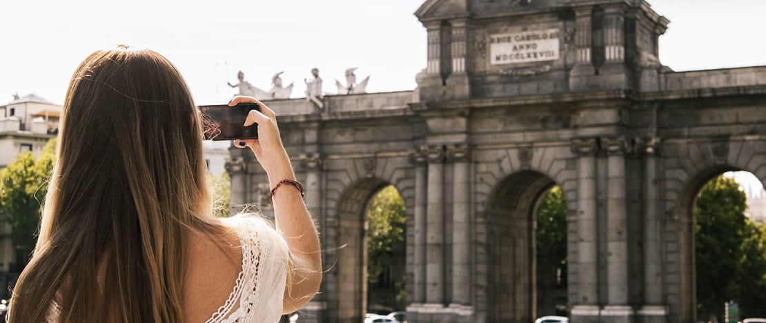 Turysta fotografujący Puerta de Alcalá w Madrycie, Wspólnota Madrytu Turysta fotografujący Puerta de Alcalá w Madrycie, Wspólnota Madrytu