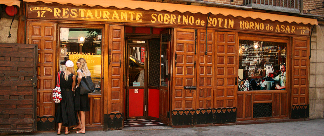 Туристы в ресторане Sobrino de Botín в Мадриде, сообщество Мадрид Туристы в ресторане Sobrino de Botín в Мадриде, сообщество Мадрид