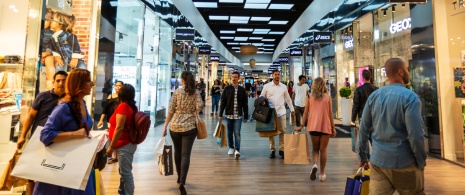 Touristen beim Shoppen in The Style Outlets in San Sebastián de los Reyes, Autonome Region Madrid Touristen beim Shoppen in The Style Outlets in San Sebastián de los Reyes, Autonome Region Madrid