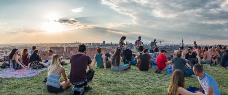 Veduta di Madrid dal Cerro del Tío Pío, un tramonto estivo Veduta di Madrid dal Cerro del Tío Pío, un tramonto estivo