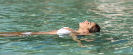 Kobieta relaksująca się w kabinie do floatingu Kobieta relaksująca się w kabinie do floatingu