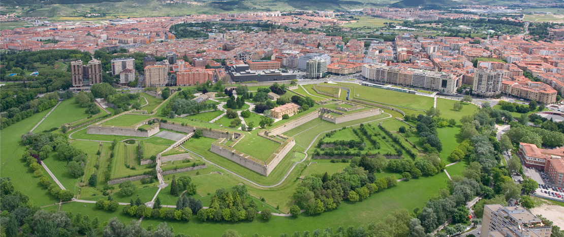 Luftaufnahme der Stadtmauern und der Zitadelle von Pamplona, Navarra Luftaufnahme der Stadtmauern und der Zitadelle von Pamplona, Navarra