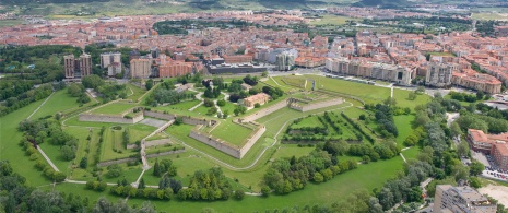 Luftaufnahme der Stadtmauern und der Zitadelle von Pamplona, Navarra Luftaufnahme der Stadtmauern und der Zitadelle von Pamplona, Navarra