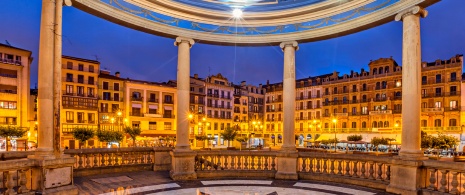 Blick vom Musikpavillon auf der Plaza del Castillo, Pamplona, Navarra Blick vom Musikpavillon auf der Plaza del Castillo, Pamplona, Navarra
