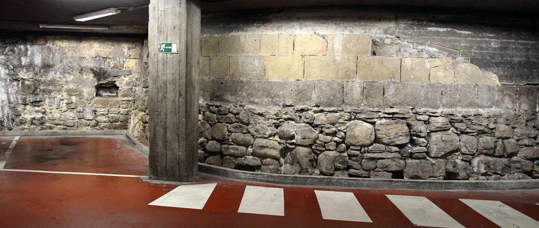 Vue de la muraille, dans le parking du Boulevard, Saint-Sébastien Vue de la muraille, dans le parking du Boulevard, Saint-Sébastien
