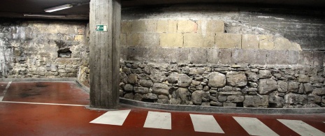 Vue de la muraille, dans le parking du Boulevard, Saint-Sébastien Vue de la muraille, dans le parking du Boulevard, Saint-Sébastien