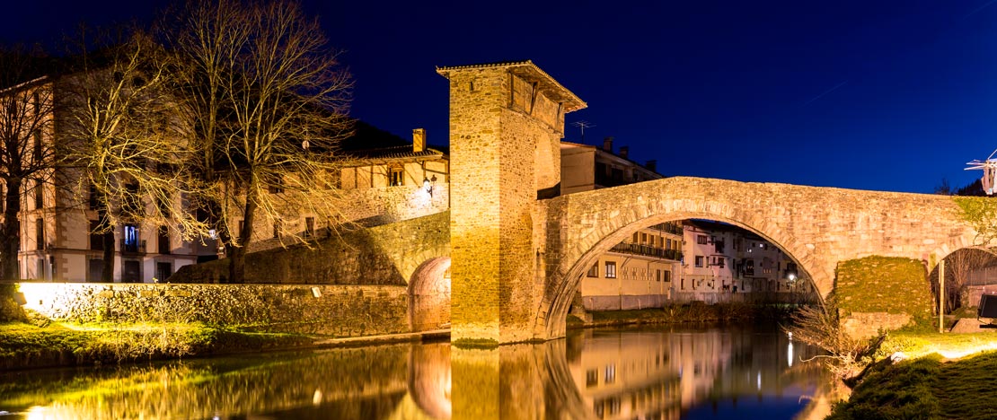 Most nad rzeką Cadagua w Balmaseda w Vizcaya, Kraj Basków Most nad rzeką Cadagua w Balmaseda w Vizcaya, Kraj Basków