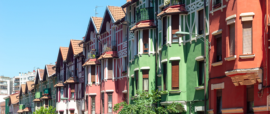 Vue sur les maisons colorées du quartier d'Irala, Bilbao Vue sur les maisons colorées du quartier d'Irala, Bilbao