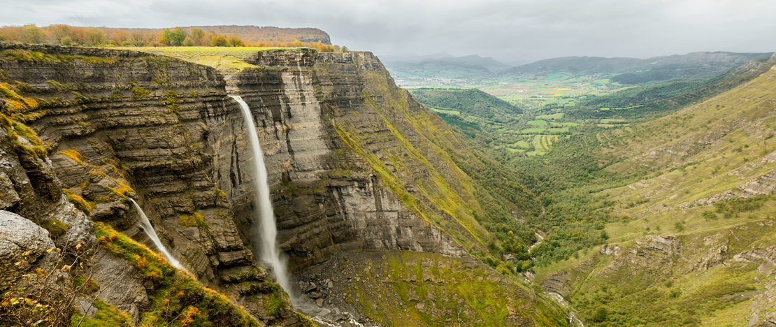 Vistas del Salto del Río Nervión, en el Monumento Natural del Monte Santiago, Álava, País Vasco Vistas del Salto del Río Nervión, en el Monumento Natural del Monte Santiago, Álava, País Vasco
