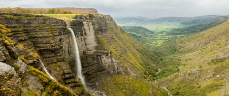 Vistas del Salto del Río Nervión, en el Monumento Natural del Monte Santiago, Álava, País Vasco Vistas del Salto del Río Nervión, en el Monumento Natural del Monte Santiago, Álava, País Vasco