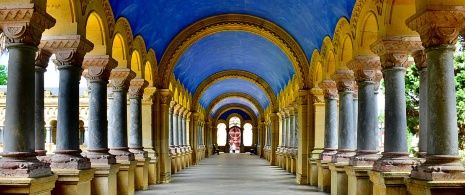 Galeria do cemitério de Vista Alegre em Bilbao, Biscaia, País Basco Galeria do cemitério de Vista Alegre em Bilbao, Biscaia, País Basco
