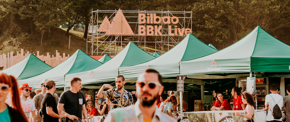 Persone che accedono al Bilbao BBK Live a Biscaglia, Paesi Baschi Persone che accedono al Bilbao BBK Live a Biscaglia, Paesi Baschi