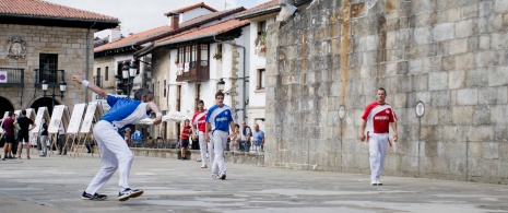 Jugadores practicando pelota vasca Jugadores practicando pelota vasca